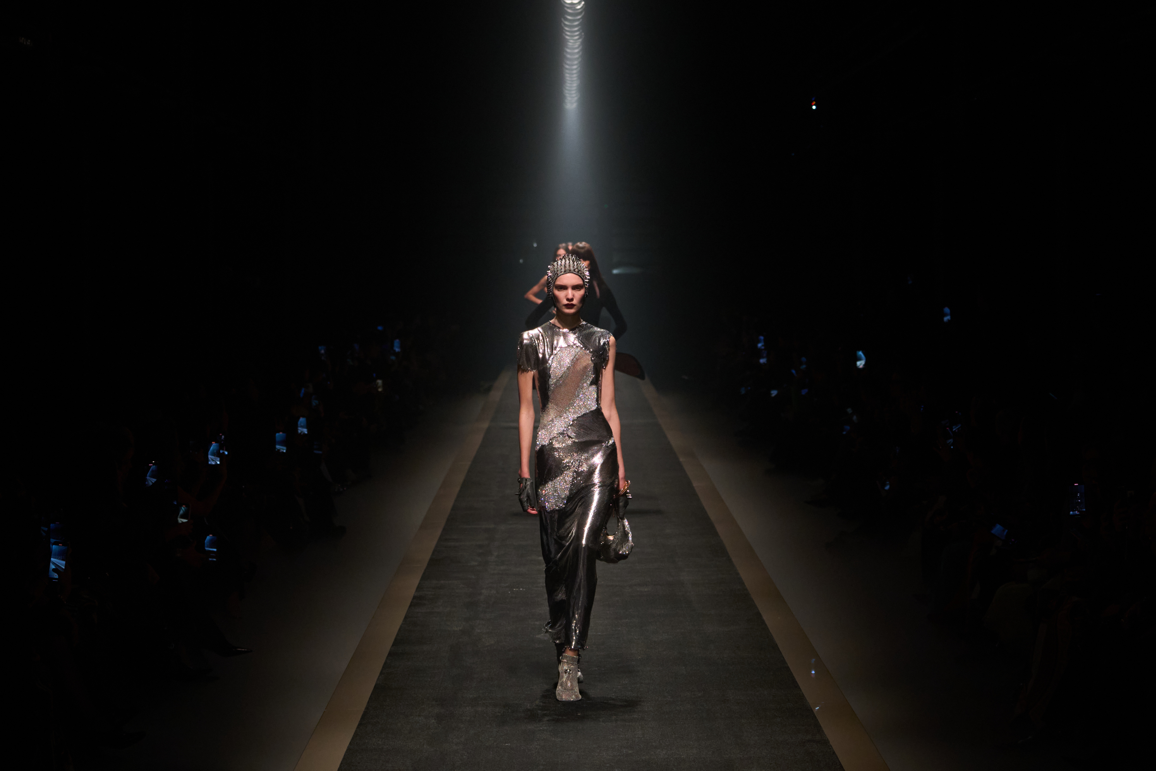 프라다 그룹이 한화 약 1조 9,000억 원에 베르사체를 인수하며 패션 신에 새로운 변동을 예고했다.